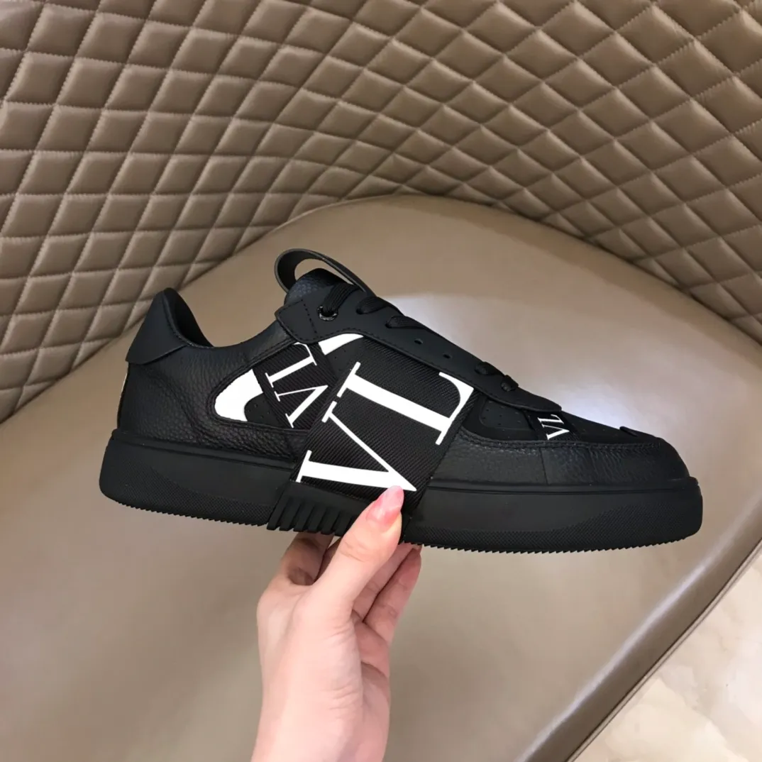 p440 "Valentin*" new spring and summer calfskin lace-up sneakers. No man should be able to refuse these shoes. The classic color scheme is so handsome! Purchase a high-precision replica of the original version to instantly sell off the market currency! 6 VLTN logo rubber effect straps - Valentino Garavani Logo printed on the back and tongue, all materials are customized to ensure quality! Size: 38-44